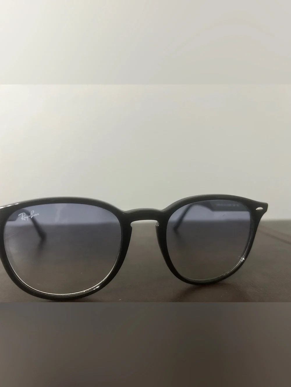 Ray-Ban Black Round Sunglasses with Gradient Lenses
